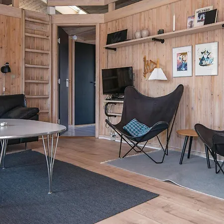 Luxury Retreat By The *